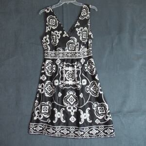 White House Black Market Dress Womens 8 Black Sleeveless Fit & Flare 100% Silk